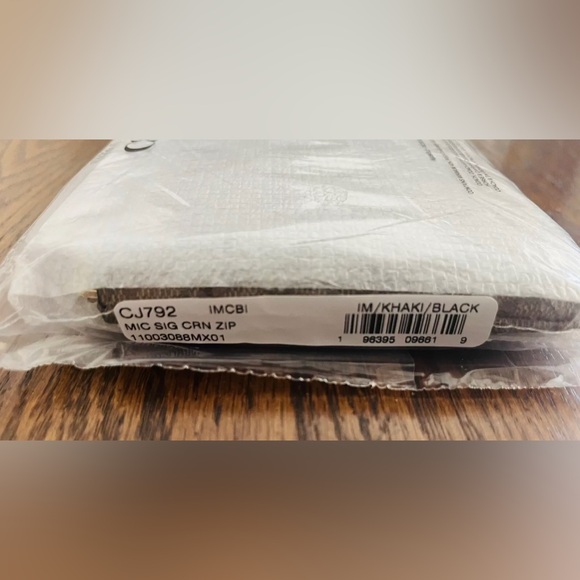 COACH Corner Zip Wristlet In Signature Canvas With Black Stripe - NEW W/ TAGS - Picture 6 of 6